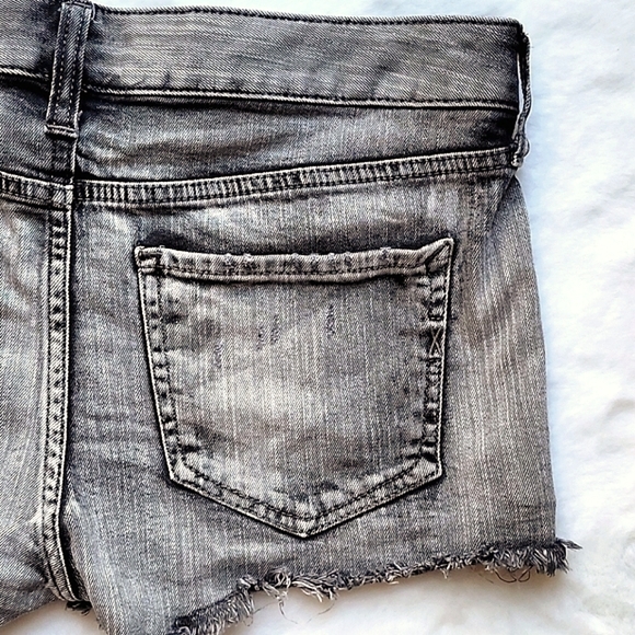 Express Jean Shorts in Distressed Black w/ Rough Edge Hem NWOT Size 2 - Picture 6 of 8